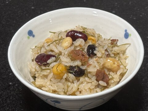 麦茶で炊いた豆ご飯